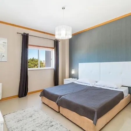 Fantastic Townhouse With Pool And Sea Views Nyaraló Albufeira