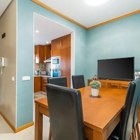 Hébergement de vacances Fantastic Townhouse With Pool And Sea Views *