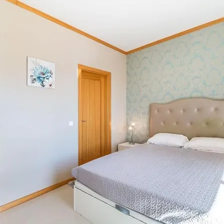 Hébergement de vacances Fantastic Townhouse With Pool And Sea Views *